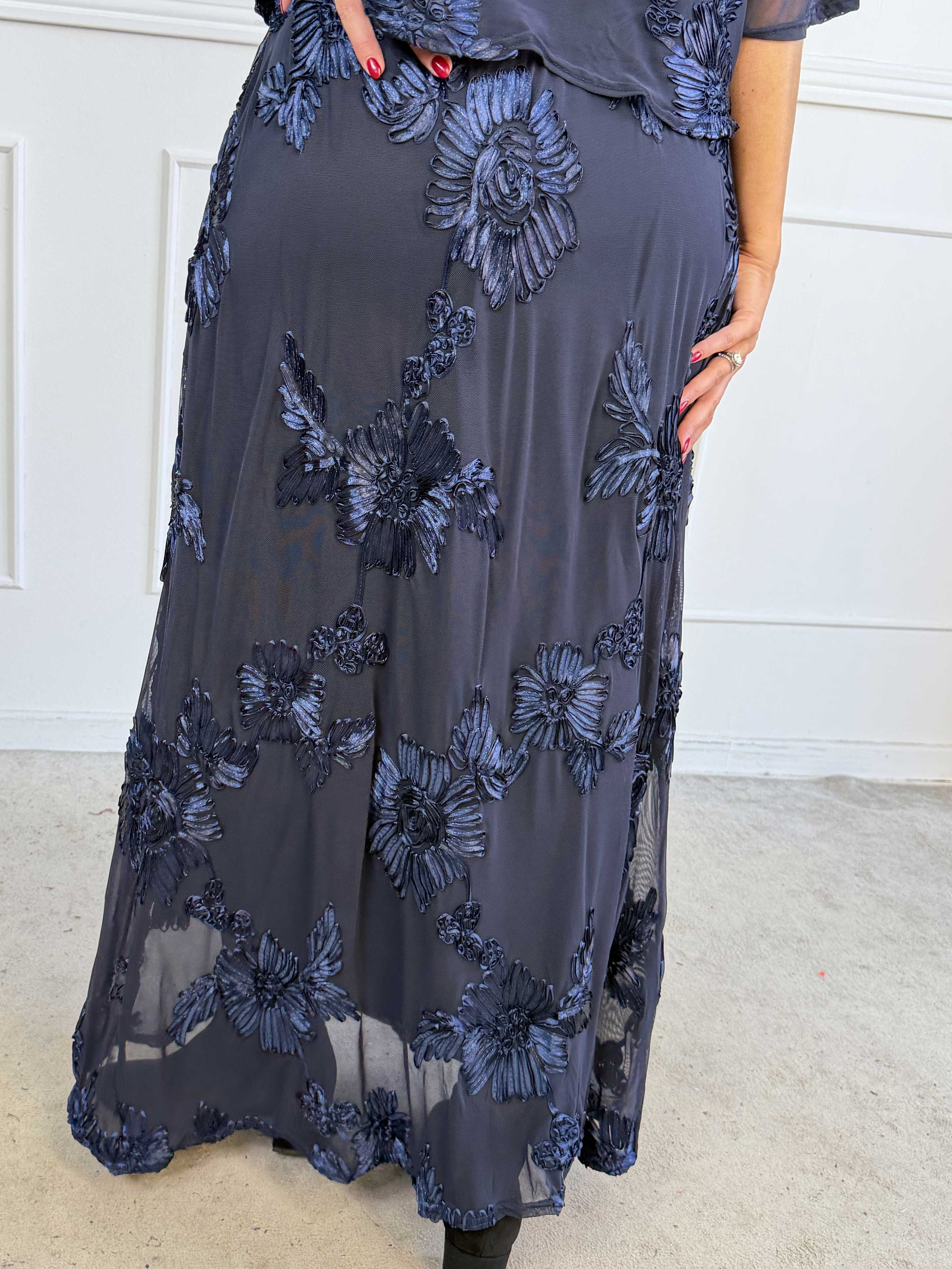 Silke Flora - Feminin kjol i lätt mesh med fina blomstermotiv som ger en elegant och romantisk look
